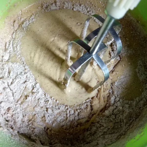 Tambahkan campuran tepung, bubuk kayu manis dan garam, aduk sebentar hingga rata. Sisihkan