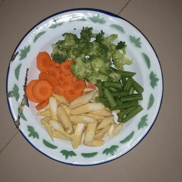 Cuci semua sayuran. Potong wortel, brokoli, baby corn sesuai selera