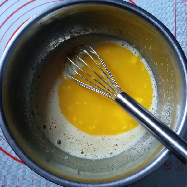 Kocok telur, gula halus dan vanilla pasta sampai gula larut. Tuang butter cair, aduk rata.