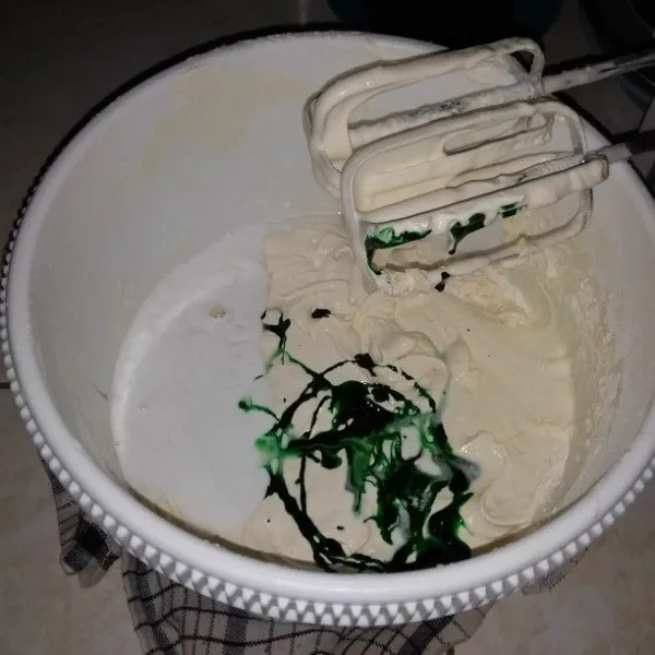 Masukan pasta pandan dan santan instan. Aduk dengan spatula hingga tercampur rata