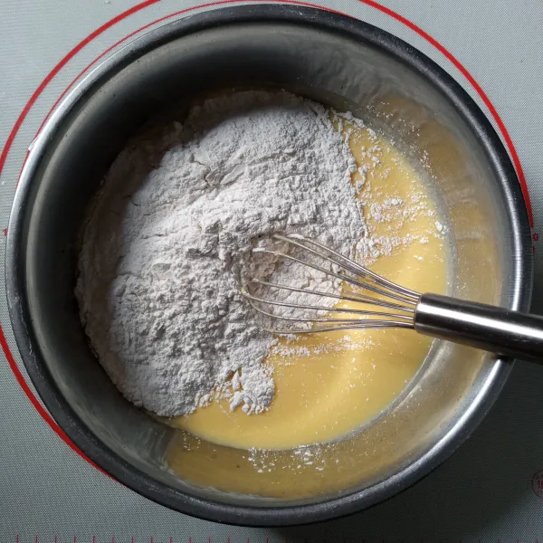 Masukan tepung ketan, baking powder dan garam, aduk sampai mulus tidak bergerindil.