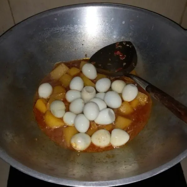 Masukan telur puyuh dan kecap manis. Masak hingga air sedikit menyusut. Matikan api