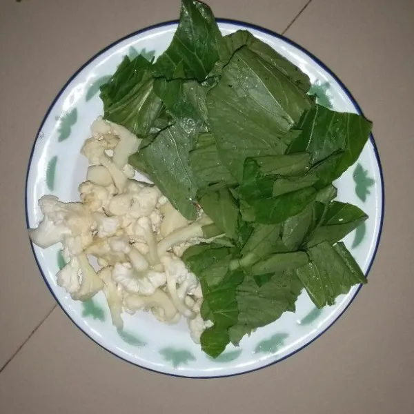 Potong bunga kol dan caisim sesuai selera