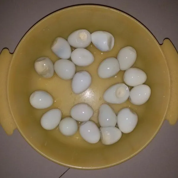 Rebus telur puyuh hingga matang. Kemudian kupas kulitnya