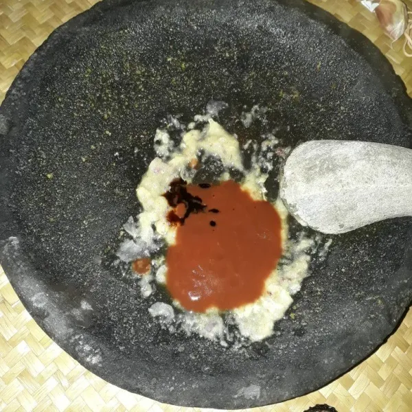 Tambahkan saus tomat dan kecap manis.