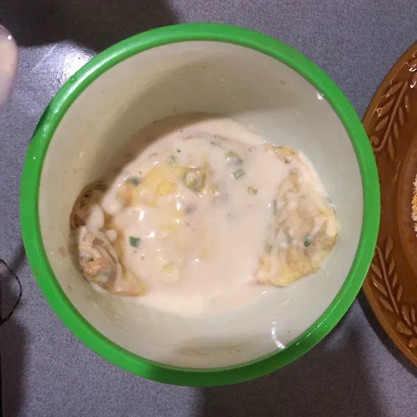 Setelah telur matang. Siapkan 3 sdm tepung terigu kemudian beri sedikit air secukupnya, tambahkan 1/4 sdt kaldu bubuk dan masukan telur yang tadi sudah digoreng.