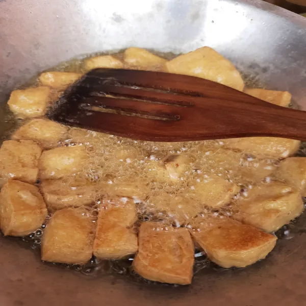 Potong tahu bentuk kotak - kotak, lalu digoreng boleh setengah matang atau sampai matang.