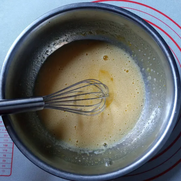 Kocok gula, pasta vanila dan telur sampai gula larut.