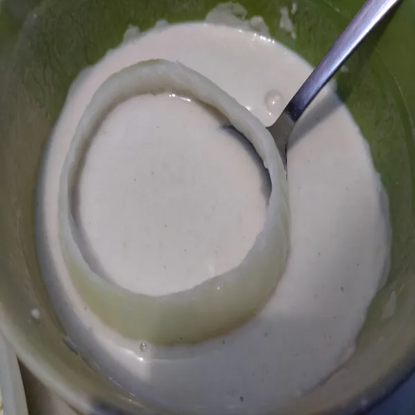 Celupkan bawang bombay ke dalam adonan tepung, ratakan