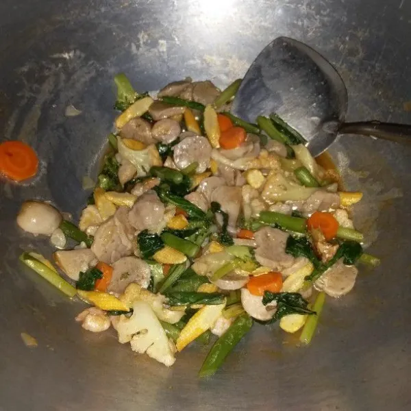 Tambahkan garam, gula, kaldu bubuk, saus tomat, saus sambal, saus tiram. Masak hingga air menyusut dan sayuran matang. Matikan api