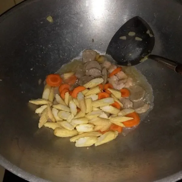 Tumis bumbu rajang hingga harum. Masukan bakso dan udang. Tumis hingga udang berubah warna. Masukan air, wortel dan baby corn, masak hingga empuk