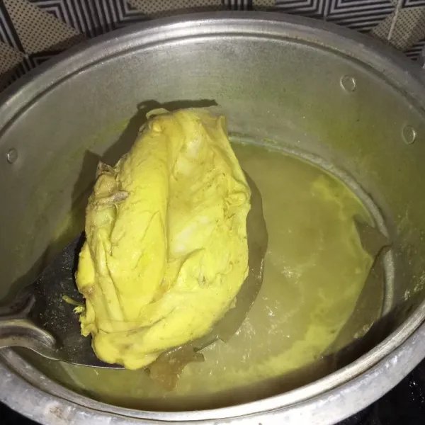 Setelah ayam matang, angkat ayam dari panci.