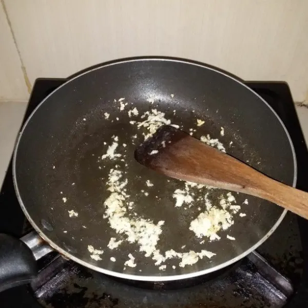 Ulek halus bawang putih dan garam hingga halus. Kemudian tumis hingga harum