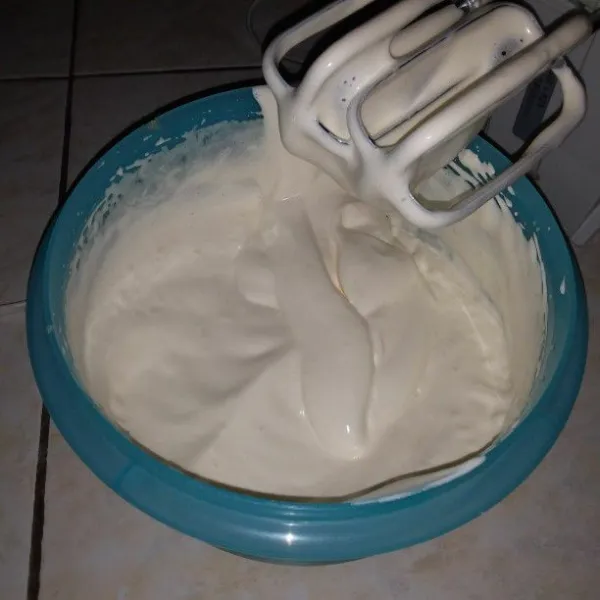 Mixer telur, sp dan vanili hingga mengembang