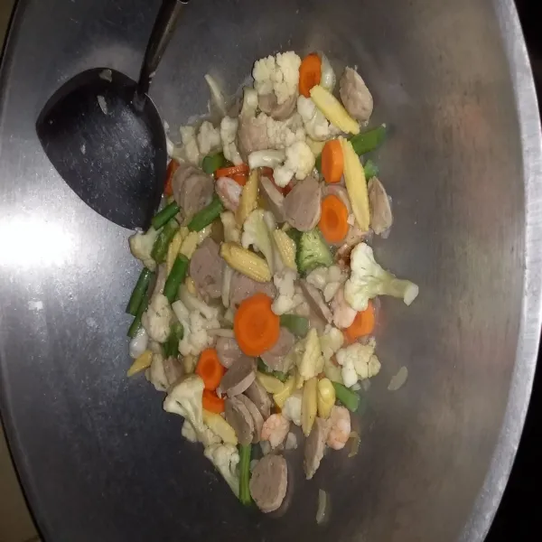 Masukan buncis, bunga kol, brokoli, jamur kancing dan caisim