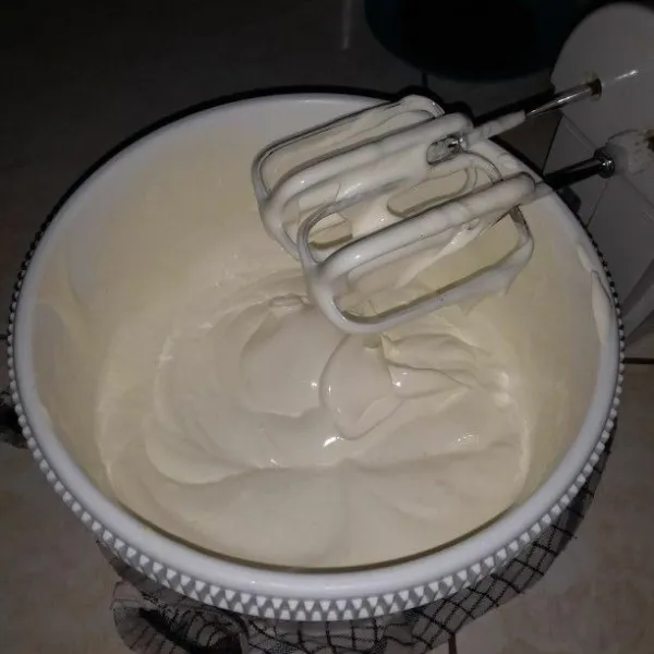 Mixer gula, telur, sp dan vanili dengan kecepatan tinggi hingga mengembang