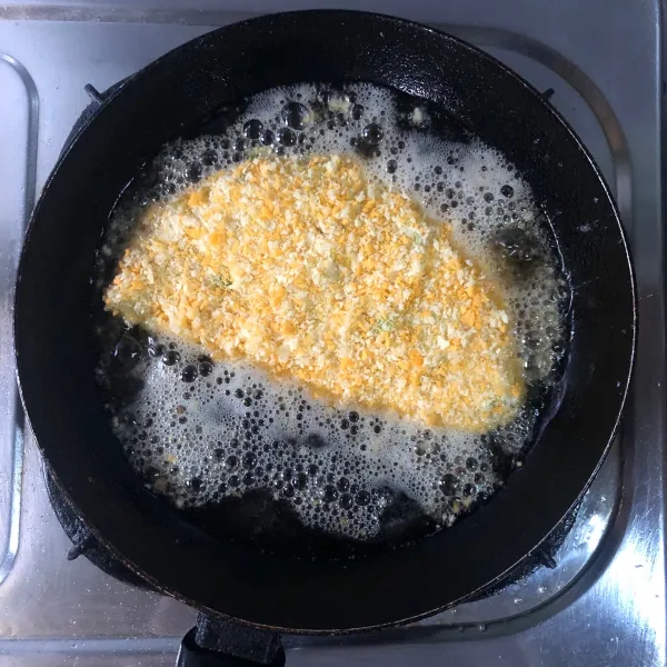 Kemudian panaskan minyak lalu goreng telur dengan api kecil. Jangan lupa dibalik agar sisi sebelahnya matang merata. Selamat mencoba!