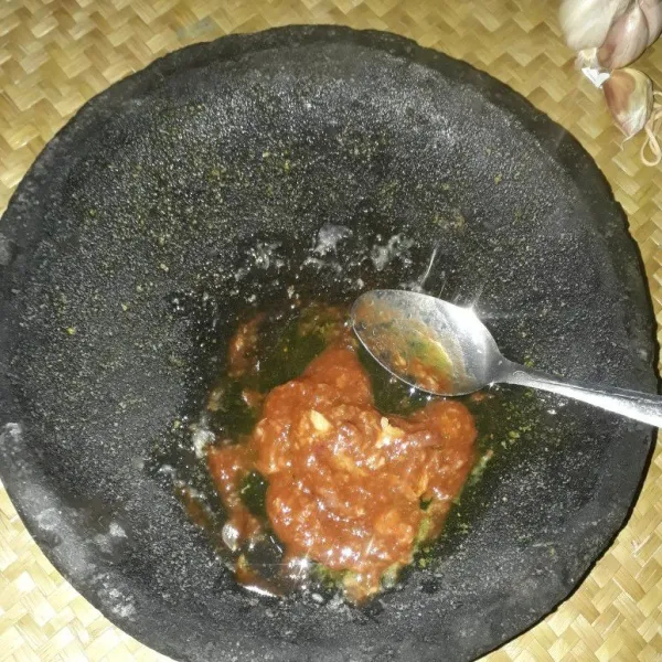 Tambahkan minyak goreng pada bumbu aduk hingga rata.