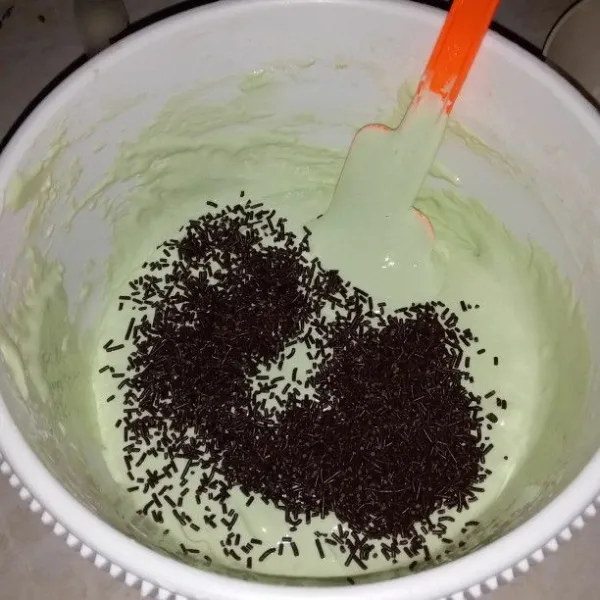 Masukan mesis, aduk dengan spatula hingga tercampur rata. Tuang adonan ke dalam loyang yang telah diolesi carlo