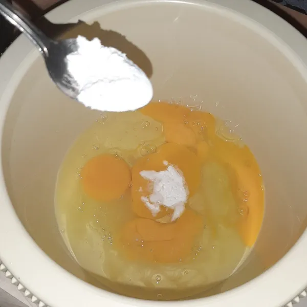 Pecahkan telur tambahkan soda kue dan baking powder.