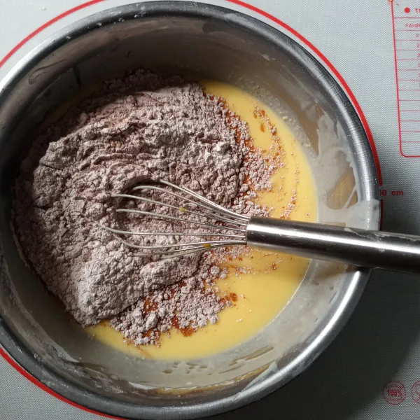 Masukan campuran tepung kelarutan santan, aduk sampai rata dan tidak bergerindil.