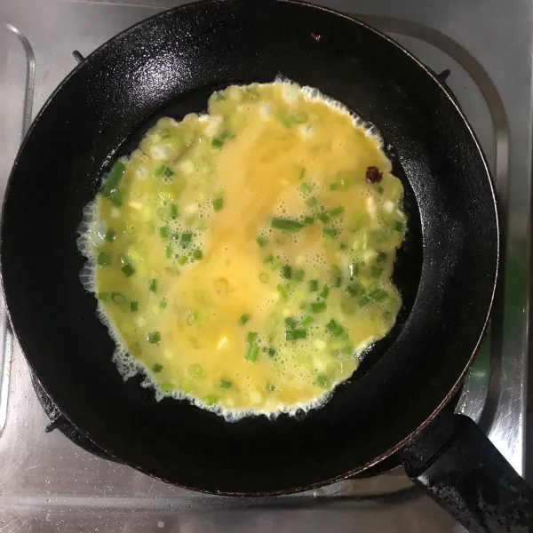 Siapkan pan beri sedikit minyak lalu goreng telur hingga matang.