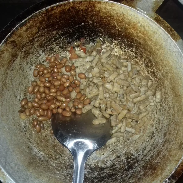 Tumis bumbu, masukan tempe dan kacang kemudian oseng sebentar