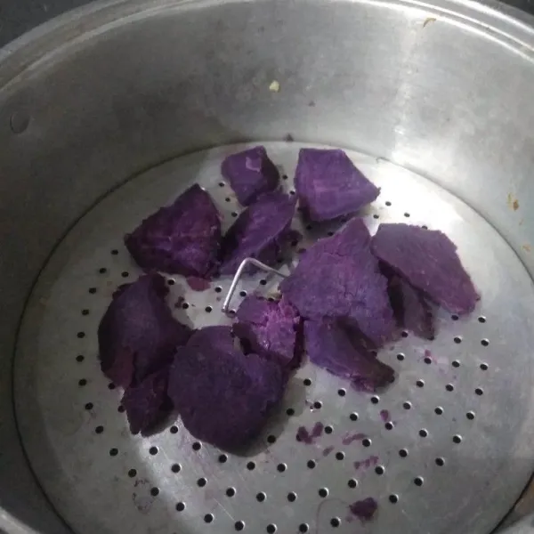 Kupas ubi ungu lalu kukus hingga matang.