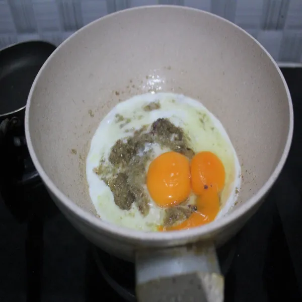 Setelah harum, masukan 2 butir telur ayam. Aku pake telur ayam karena tidak terlalu suka telur bebek. Tapi semuanya kembali ke selera ya