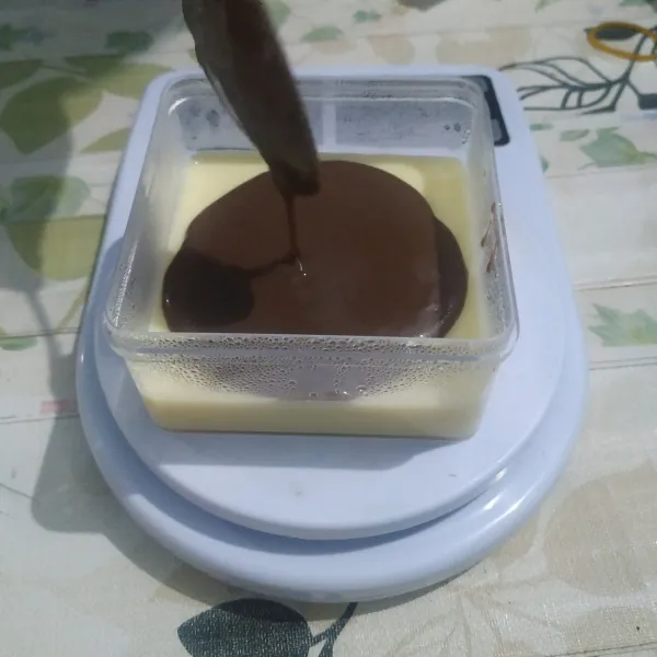 Untuk lapisan 2 (coklat muda)langkah yang dibuat sama seperti lapisan 1(putih). Setelah dimasak taruh lapisan 2 diatas lapisan 1.Masukkan kembali kedalam kulkas hingga lapisan 2 set.