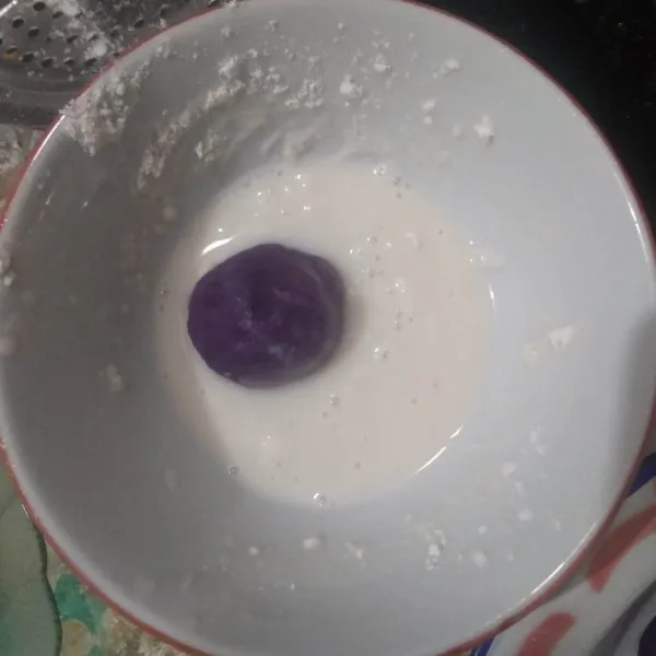 Campurkan tepung terigu dan air lalu celupkan bulatan ubi ke dalamnya.