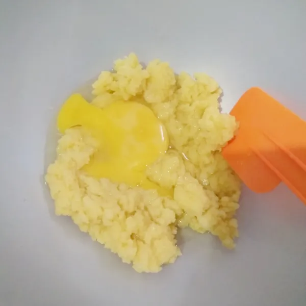 Dinginkan adonan tepung tadi, kemudian masukan telur.