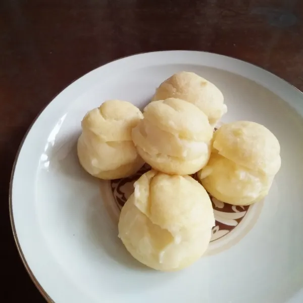 Isi vla ke dalam kulit sus.