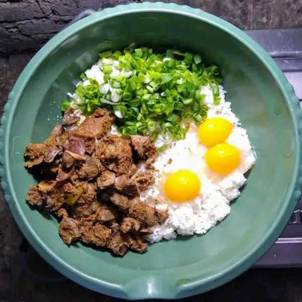 Masukkan ati ampela, telur dan daun bawang.