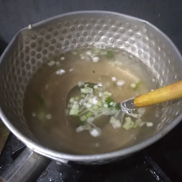Kuah bakso : didihkan air, masukkan bawang putih cincang, irisan daun bawang, lada bubuk, garam dan kaldu bubuk. Masak hingga mendidih. Tes rasa.