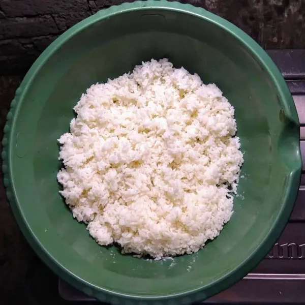 Siapkan nasi dalam wadah.