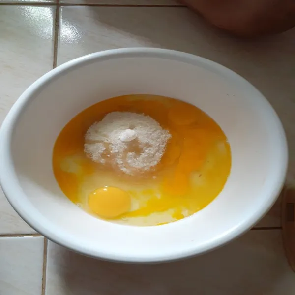 Kemudian mixer telur dan gula hingga mengembang / berjejak kira-kira 15 menit lalu masukkan sp, aduk lagi.