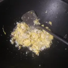 Panaskan minyak di wajan, masukan telur lalu buat orak-arik. Angkat dan sisihkan.