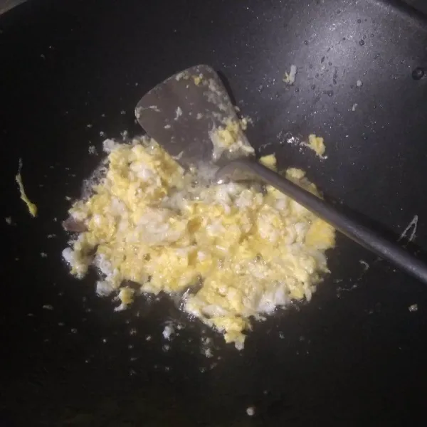 Panaskan minyak di wajan, masukan telur lalu buat orak-arik. Angkat dan sisihkan.