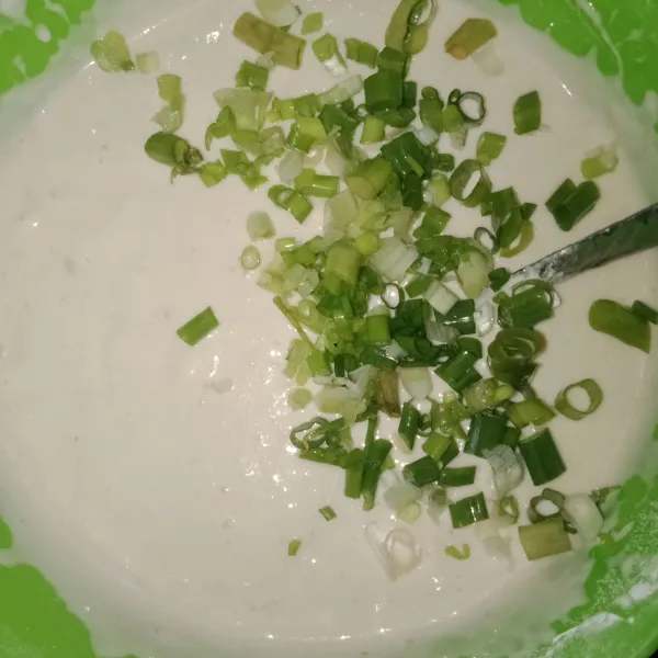 Lalu beri irisan daun bawang dan aduk rata