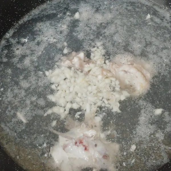 Panaskan air, rebus tulang ayam dan bawang putih cincang. Masak sampai kuah kaldu mendidih.