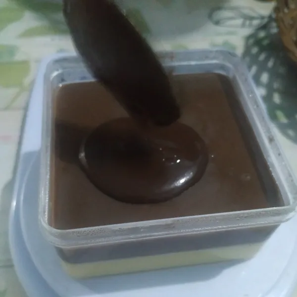 Untuk lapisan 3(coklat tua) sama langkah pembuatannya dengan lapisan 2 dan lapisan 1. Setelah dimasak adonan pudingnya masukkan diatas lapisan 2.Masukkan juga kedalam kulkas dan biarkan set.