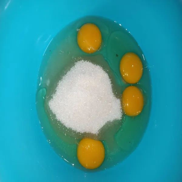 Kocok telur dan gula