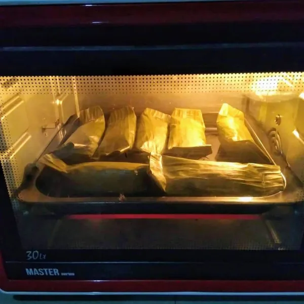 Masukkan ke dalam oven lalu bakar dengan suhu 160° selama 20 menit, angkat dan sajikan.