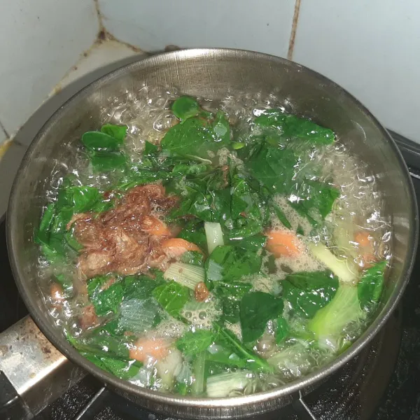 Setelah daun katuk lunak, tambahkan bawang goreng.