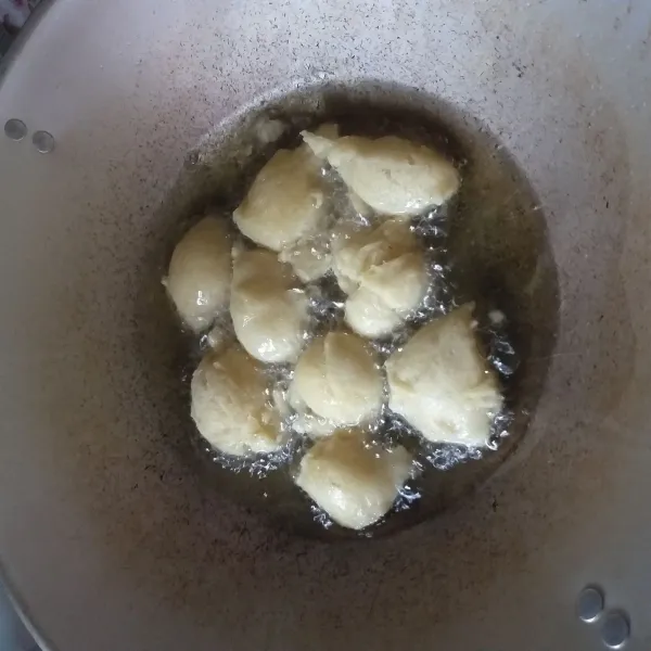 setelah itu menggunakan dua buah sendok bulat-bulatkan adonan, dan goreng di atas minyak panas hingga matang kecoklatan.