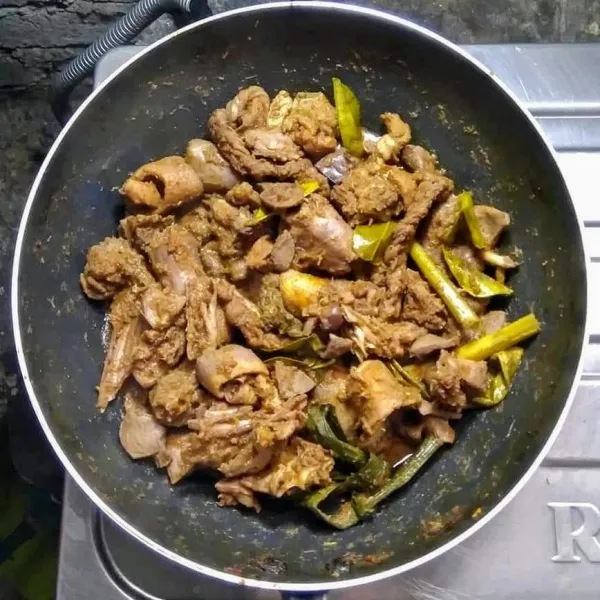 Aduk-aduk, masak sampai empuk dan air habis, angkat.