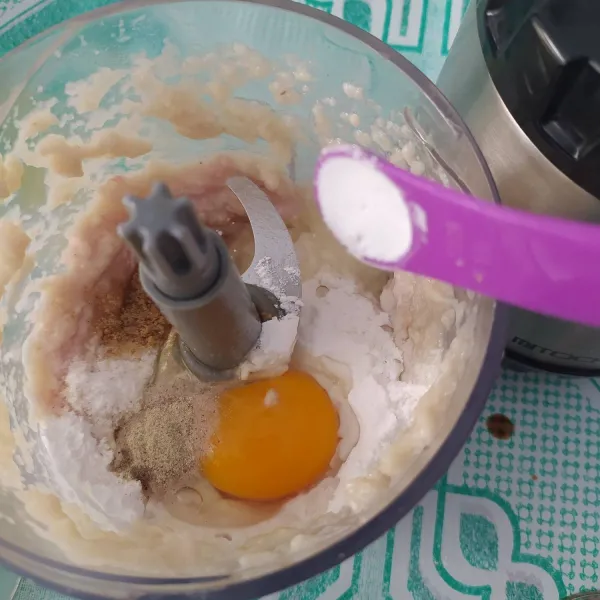 Masukkan telur, tepung tapioka, merica bubuk, garam, kecap asin, baking powder dan kaldu bubuk, chopper kembali. Bila adonan terlalu encer bisa ditambahkan tepung tapioka.