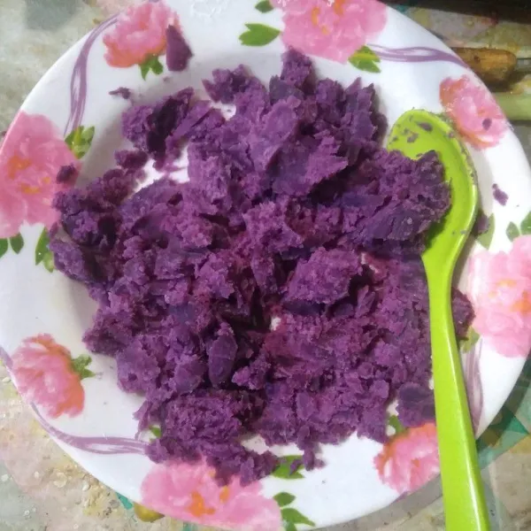 Haluskan ubi ungu menggunakan sendok.
