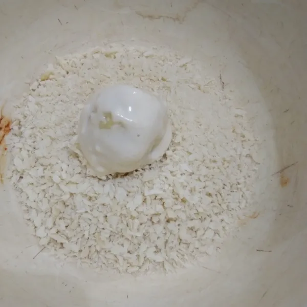 Celupkan bola sukun ke dalam adonan basah, kemudian gulingkan pada tepung panir.